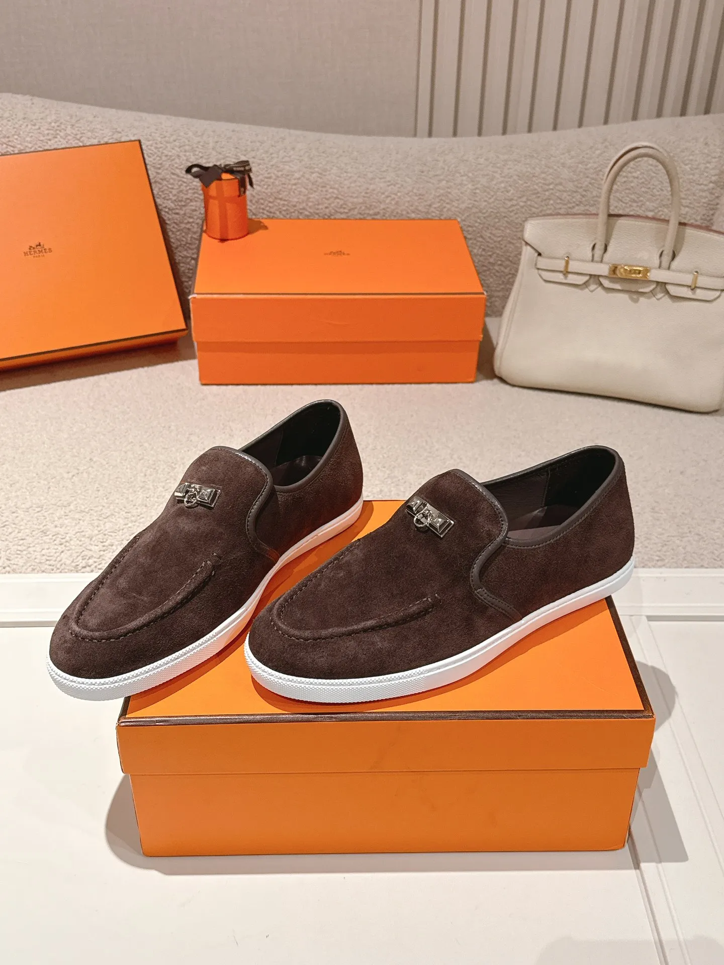 Men's Men's Shoes 600💰 Hermes# Couple Studded Loafers Calfskin and suede goatskin lace-up free sneakers with signature "H" detail. The design is simple and smooth, creating a fashionable urban look. It is comfortable and versatile. H family classics are not outdated, and the delivery counter is exquisitely packaged🛍📦 Fabric: Original customized imported first-layer cowhide/cow down Lining: Imported soft sheepskin Sole: Original open-molded anti-slip TPU material Size: 35-45